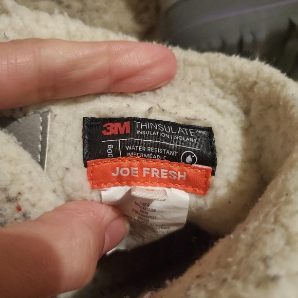 Joe fresh snow boots for girls size9 - Picture 7 of 7